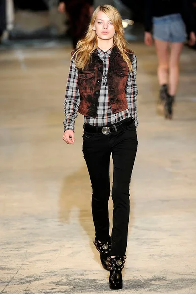 Look 16
